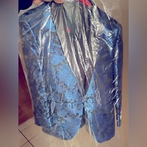 Prom suit(never worn only tried on)